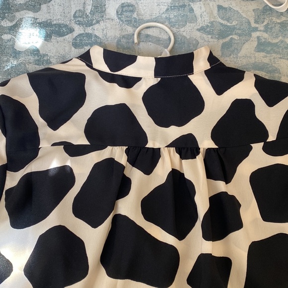 Ann Taylor size medium petite long sleeve black & cream top with covered buttons - Picture 13 of 13